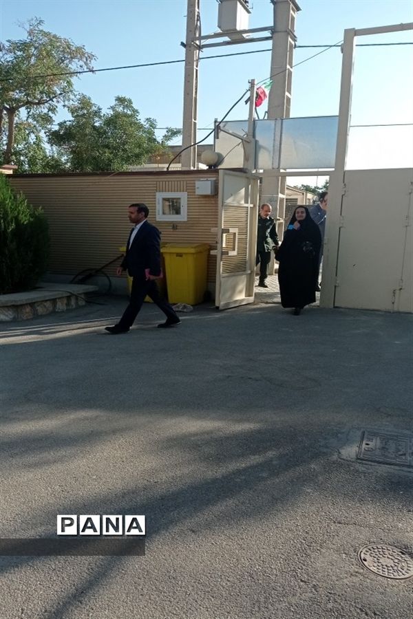 نواخته شدن زنگ مهر و مقاومت در هنرستان فنی و حرفه‌ای آیت‌الله خامنه‌ای شهرستان فریدن