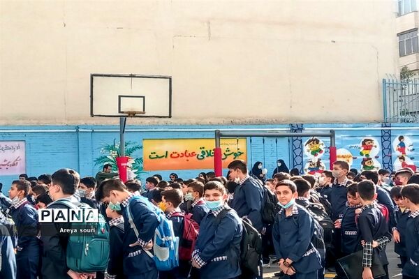 اجرای سرود سلام فرمانده در دبستان پسرانه شهید دکتر  چمران منطقه ۱۳
