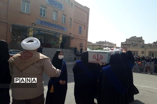 تشییع پیکر شهید گمنام در دبیرستان زنده‌یاد علی حاتمی