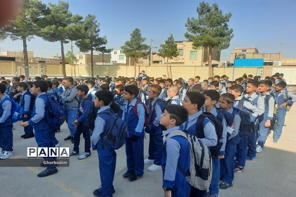 برگزاری جشن شکوفه‌ها در دبستان شهید مقصودی شهرستان ورزنه