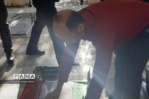 غبارروبی مزار شهدا در هفته دفاع مقدس در رودهن