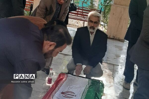 غبارروبی مزار شهدا در هفته دفاع مقدس در رودهن