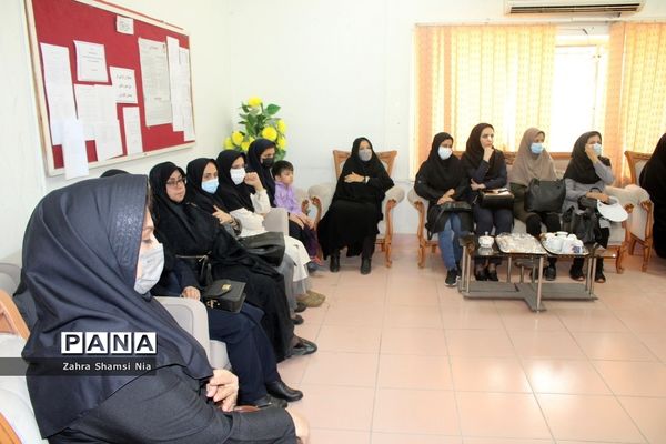 نشست صمیمی معاون تربیت‌بدنی و سلامت وزارت آموزش و پرورش با کارکنان و دانش‌آموزان هنرستان رازی بوشهر