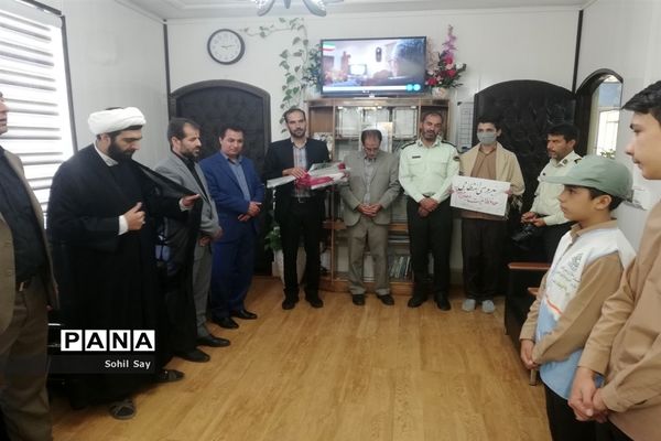 اهدای گل به کارکنان نیروی انتظامی در کاشمر