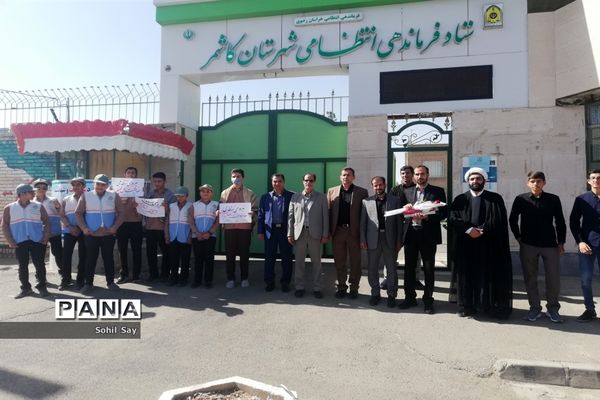 اهدای گل به کارکنان نیروی انتظامی در کاشمر