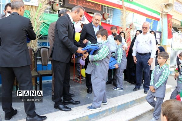 آیین اهدای لوازم‌ التّحریر به دانش‌آموزان با مشارکت بانک ملّت در کرمانشاه