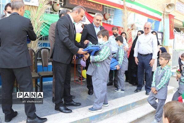 آیین اهدای لوازم‌ التّحریر به دانش‌آموزان با مشارکت بانک ملّت در کرمانشاه