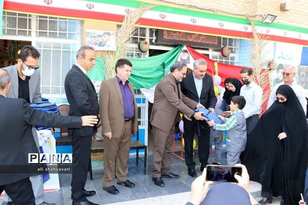 آیین اهدای لوازم‌ التّحریر به دانش‌آموزان با مشارکت بانک ملّت در کرمانشاه