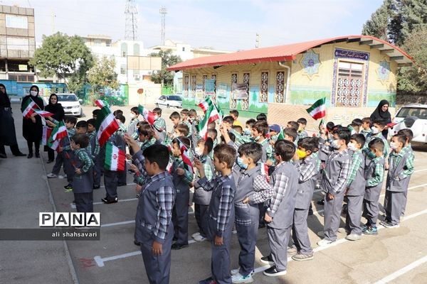 آیین اهدای لوازم‌ التّحریر به دانش‌آموزان با مشارکت بانک ملّت در کرمانشاه