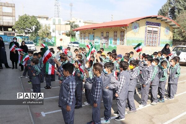 آیین اهدای لوازم‌ التّحریر به دانش‌آموزان با مشارکت بانک ملّت در کرمانشاه