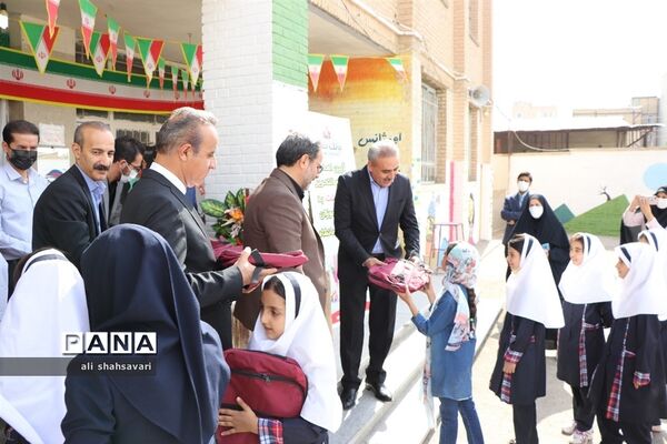 آیین اهدای لوازم‌ التّحریر به دانش‌آموزان با مشارکت بانک ملّت در کرمانشاه