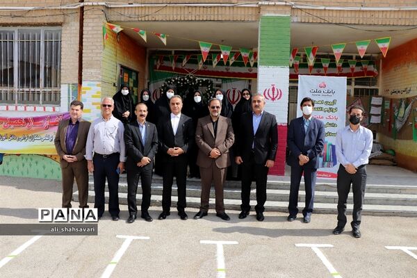 آیین اهدای لوازم‌ التّحریر به دانش‌آموزان با مشارکت بانک ملّت در کرمانشاه
