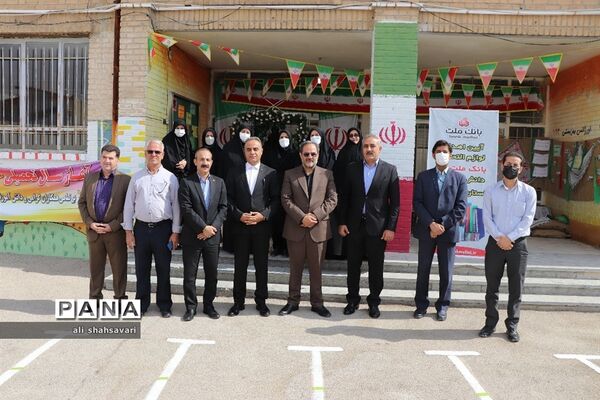 آیین اهدای لوازم‌ التّحریر به دانش‌آموزان با مشارکت بانک ملّت در کرمانشاه