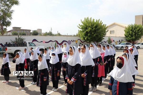 آیین اهدای لوازم‌ التّحریر به دانش‌آموزان با مشارکت بانک ملّت در کرمانشاه