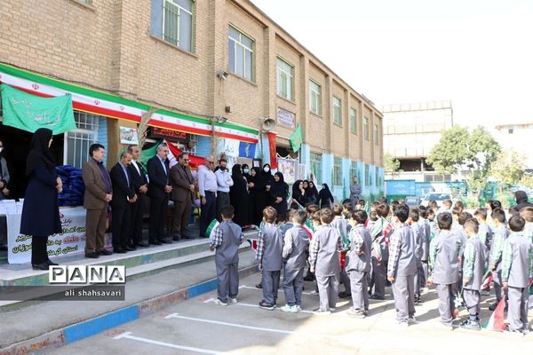 آیین اهدای لوازم‌ التّحریر به دانش‌آموزان با مشارکت بانک ملّت در کرمانشاه