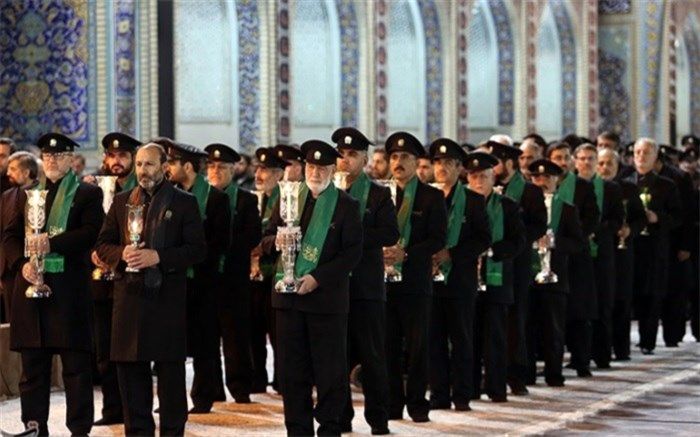 مشاهده راز و نیاز زائر در کنار ضریح امام مهربانی‌ها وصف ناشدنی است