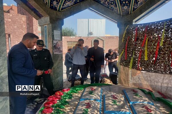غبارروبی مزار شهدای گمنام  شهرری در هفته دفاع مقدس