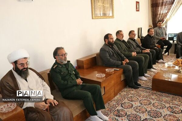 دیدار مسئولان منطقه فشافویه با خانواده شهدابه مناسبت هفته دفاع مقدس