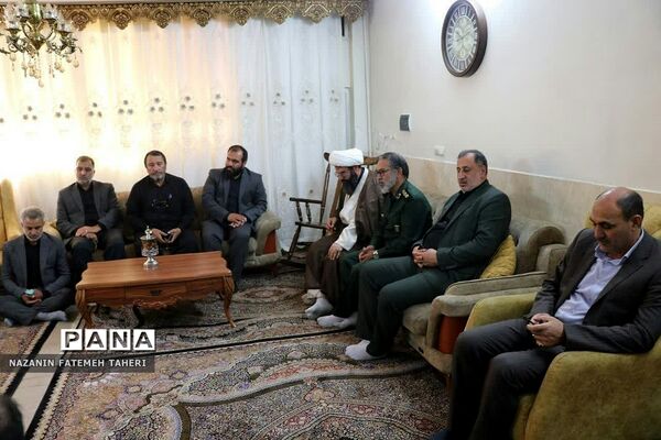 دیدار مسئولان منطقه فشافویه با خانواده شهدابه مناسبت هفته دفاع مقدس