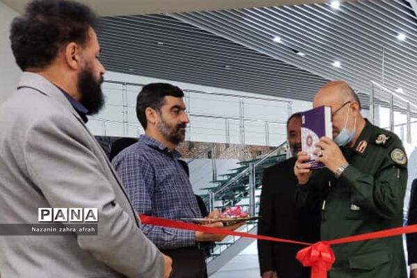 گالری نقاشی شور عشق در باغ موزه ملی دفاع مقدس