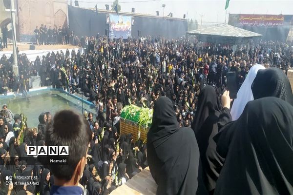 مراسم آیینی مذهبی گلباران خورشید در امامزاده بی بی زینب(ع) آران و بیدگل