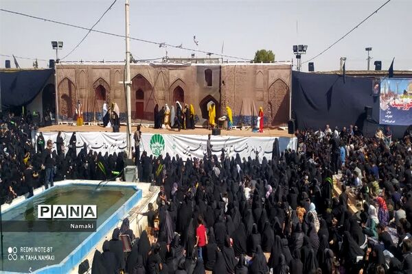 مراسم آیینی مذهبی گلباران خورشید در امامزاده بی بی زینب(ع) آران و بیدگل
