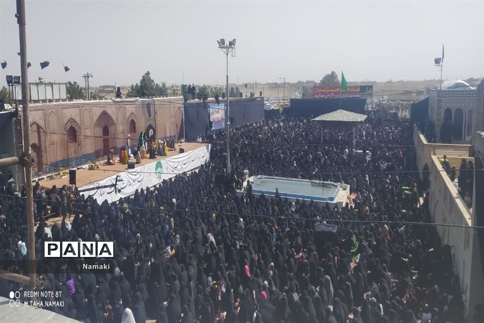 مراسم آیینی مذهبی گلباران خورشید در امامزاده بی بی زینب(ع) آران و بیدگل
