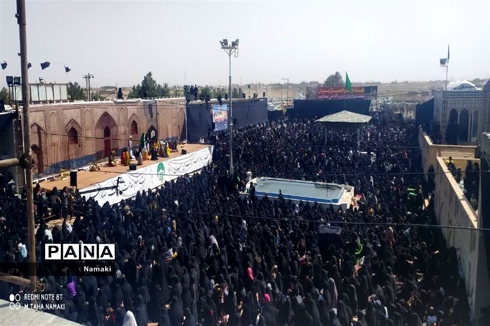 مراسم آیینی مذهبی گلباران خورشید در امامزاده بی بی زینب(ع) آران و بیدگل