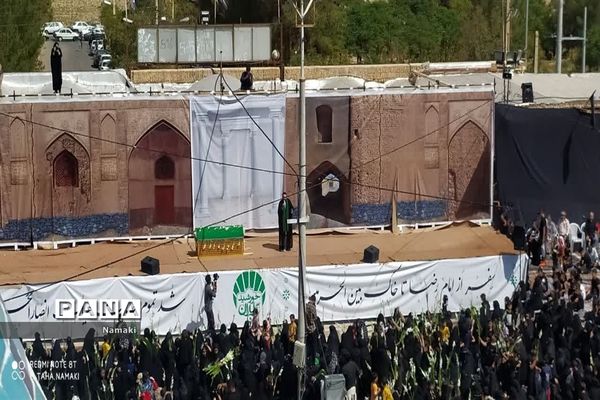 مراسم آیینی مذهبی گلباران خورشید در امامزاده بی بی زینب(ع) آران و بیدگل