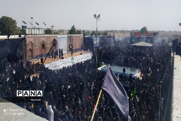 مراسم آیینی مذهبی گلباران خورشید در امامزاده بی بی زینب(ع) آران و بیدگل