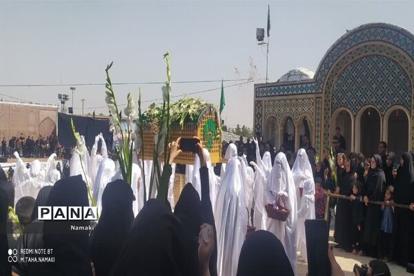 مراسم آیینی مذهبی گلباران خورشید در امامزاده بی بی زینب(ع) آران و بیدگل