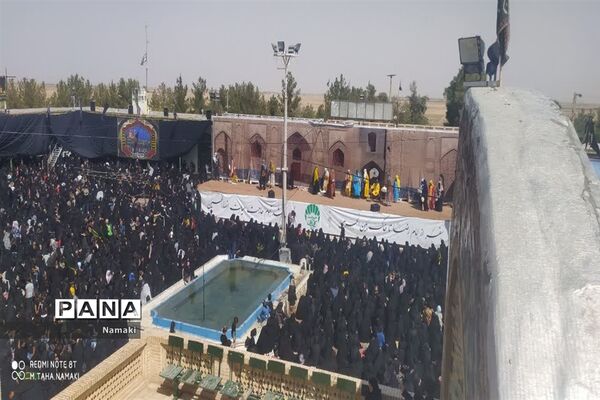 مراسم آیینی مذهبی گلباران خورشید در امامزاده بی بی زینب(ع) آران و بیدگل