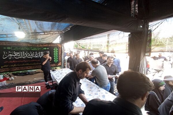 فعالیت دانش‌آموزان و فرهنگیان ناحیه۶ مشهد مقدس در موکب خدمت‌رسانی به زائران پیاده امام رئوف