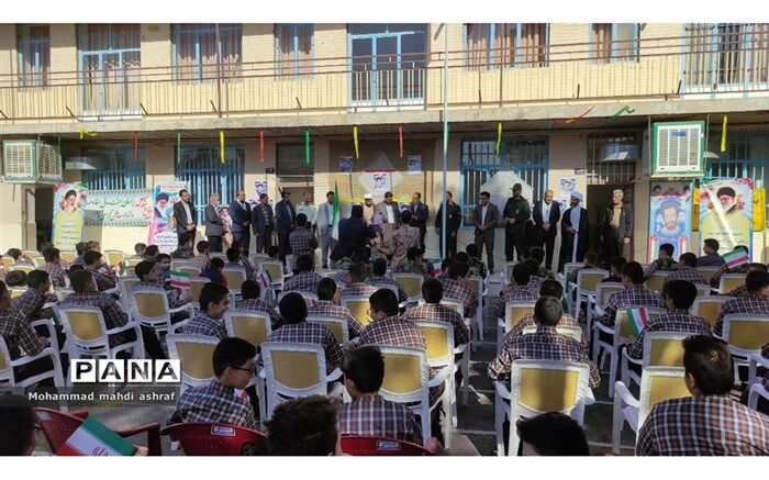 نواختن زنگ ایثار و مقاومت در مدرسه شهید‌صادقی نایین
