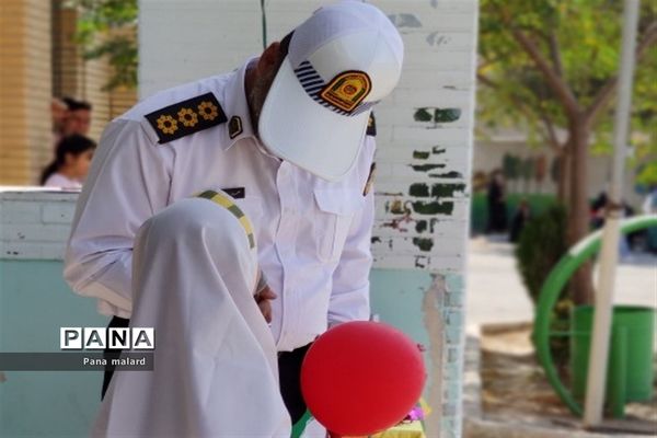 برگزاری جشن عاطفه‌ها و گرامیداشت هفته دفاع مقدس در دبستان مزرعه صفادشت