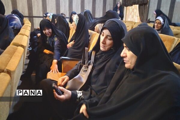 نشست روشنگری هفته دفاع مقدس در شهرستان قرچک