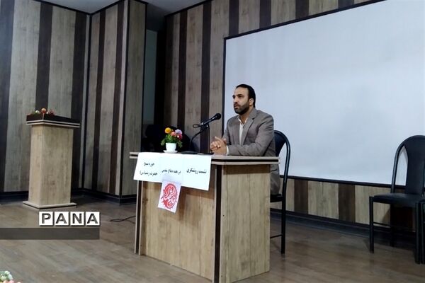 نشست روشنگری هفته دفاع مقدس در شهرستان قرچک