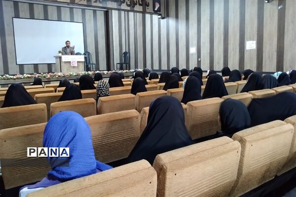 نشست روشنگری هفته دفاع مقدس در شهرستان قرچک