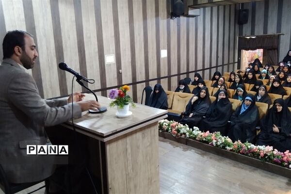 نشست روشنگری هفته دفاع مقدس در شهرستان قرچک