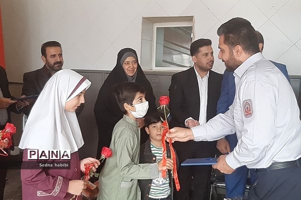 تقدیر از آتش‌نشانان در روز آتش‌نشانی  توسط مسئولان رودهن