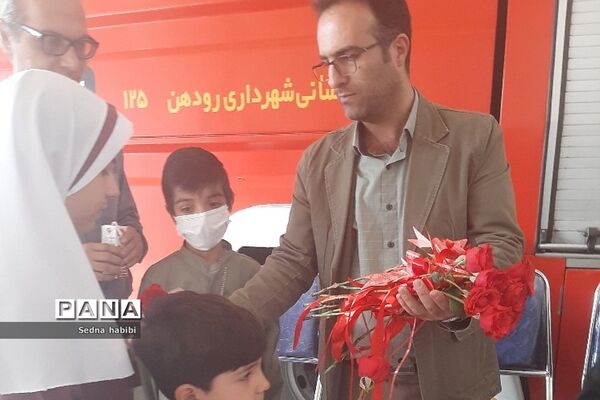 تقدیر از آتش‌نشانان در روز آتش‌نشانی  توسط مسئولان رودهن