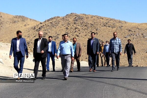 عطرافشانی و قرائت زیارت عاشورا در مزار شهدای گمنام زنجان به‌مناسبت هفته دفاع مقدس