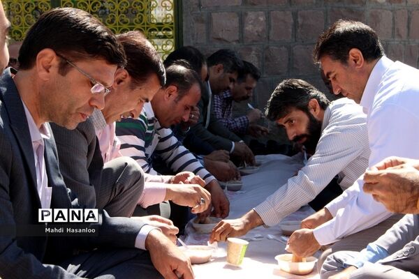 عطرافشانی و قرائت زیارت عاشورا در مزار شهدای گمنام زنجان به‌مناسبت هفته دفاع مقدس