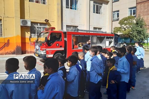 گرامیداشت روز آتش‌نشانی در دبستان ارشاد رودهن