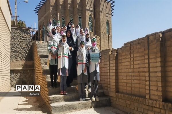 غبارروبی گلزار شهدا در شهرستان نطنز