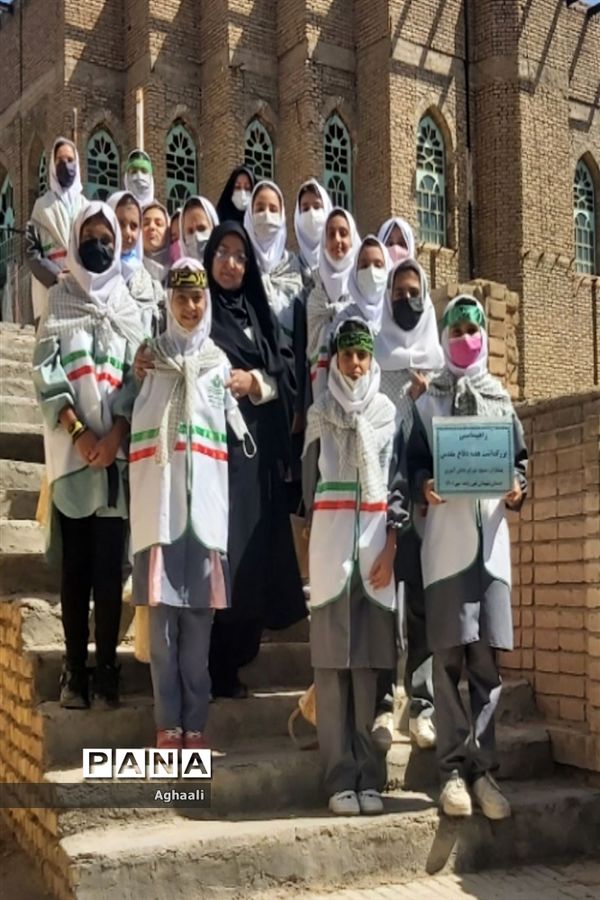 غبارروبی گلزار شهدا در شهرستان نطنز