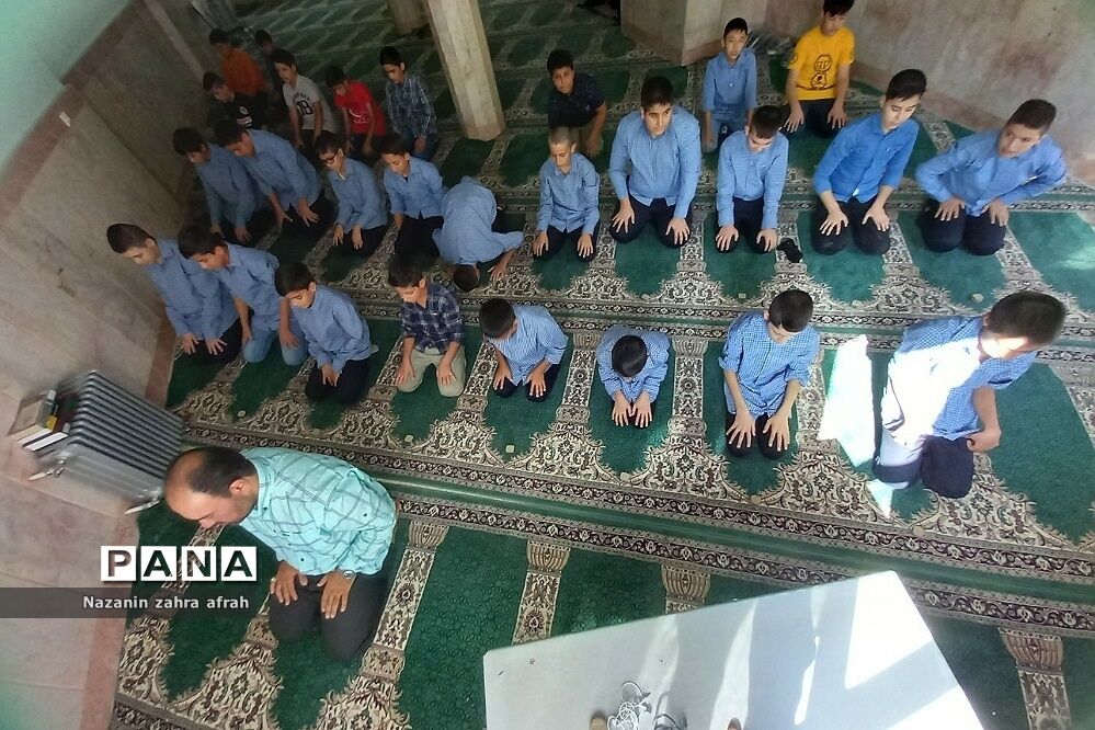 برگزاری نماز جماعت در آغازین روزهای سال تحصیلی در مدارس رودهن