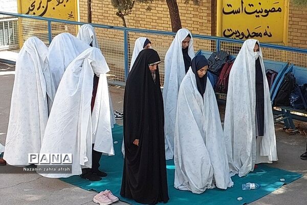 برگزاری نماز جماعت در آغازین روزهای سال تحصیلی در مدارس رودهن