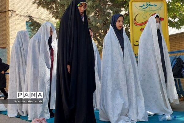 برگزاری نماز جماعت در آغازین روزهای سال تحصیلی در مدارس رودهن