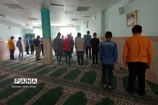 برگزاری نماز جماعت در آغازین روزهای سال تحصیلی در مدارس رودهن